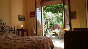 south-east - double bedroom direct access to the terrace - garden