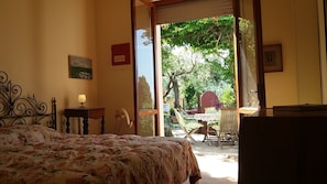 south-east - double bedroom direct access to the terrace - garden