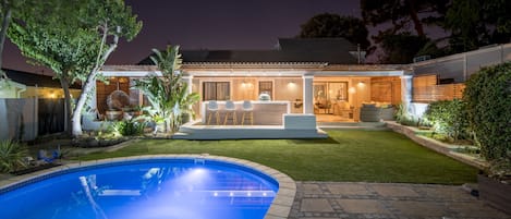 Cottage Sauvignon - Swimming Pool and Veranda illuminated at night