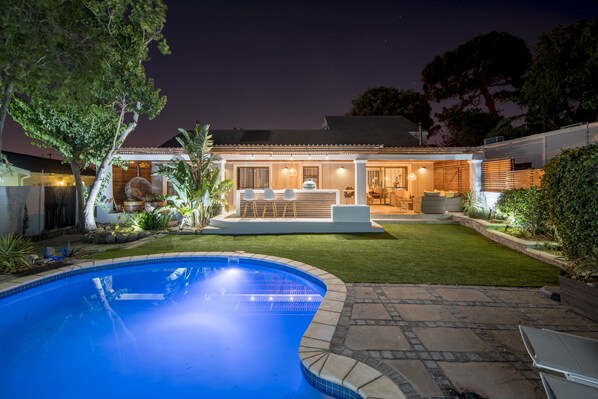 Cottage Sauvignon - Swimming Pool and Veranda illuminated at night