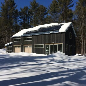 Cross country skiing just out the door. Finger Lakes Trailhead within 2 miles. 