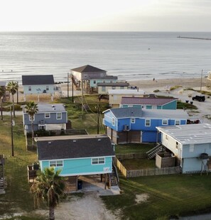 Short walk to the beach, views of the waves from the deck