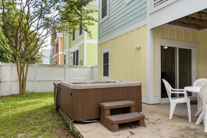 BB39: Bay Breeze | Enclosed Yard w Hot Tub