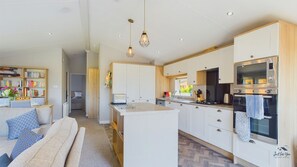 Self Catering Isle of Wight Retreat with Lake Views
