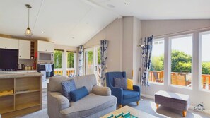 Self Catering Isle of Wight Holiday with Lake Views