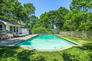 Giant Heated Pool & Pool House