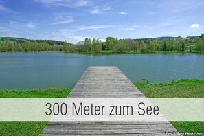 Der Erlauzwieseler See ist nur 300 Meter entfernt.