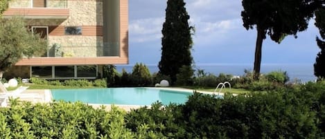 Mon Repos residence Outdoor pool