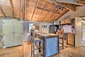 Hot Springs Vacation Rental | 2BR | 1BA | 1 Story | 1,260 Sq Ft