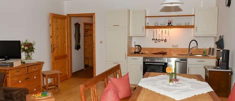 Ferienwohnung 57m², 1. Stock, eigener Eingang, 2 Balkone, 1 Schlafzimmer, TV-Küche mit Essbereich