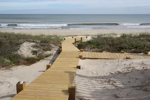 walkway to beach (1280x853)