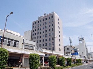 Hotel exterior (from Line 10 side)