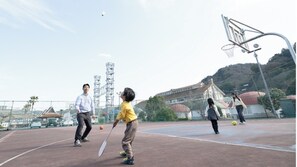 You can play basketball or badminton on the multi-purpose court!