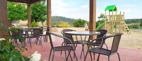 Jardin con pérgola y zona de juegos infantil. 
Zona común