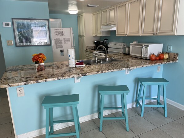 Countertop bar eating area 