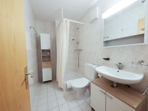 Sinken, Zapfhahn, Bad Sink, Armatur, Spiegel, Eigentum, Badezimmer, Interior Design, Badezimmerschrank