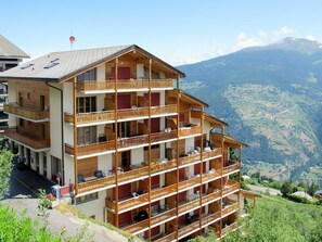 Himmel, Gebäude, Berg, Pflanze, Wolke, Holz, Fenster, Steigung, Urban Design, Freizeit