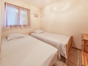 Property, Furniture, Window, Comfort, Wood, Interior Design, Floor, Bed, Shade