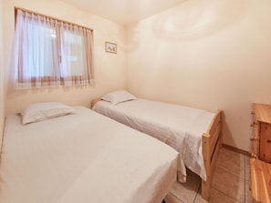 Propriété, Meubles, Fenêtre, Confort, Bois, Design Intérieur, Sol, Lit, Ombre