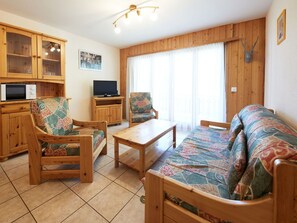 Furniture, Property, Table, Wood, Comfort, Picture Frame, Interior Design, Living Room, Bed Frame, Television