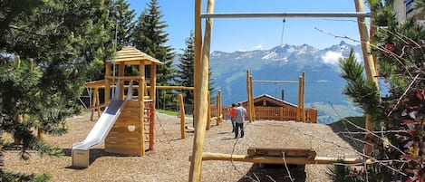 Himmel, Pflanze, Baum, Schatten, Freizeit, Landschaft, Holz, Stadt, Hütte, Spielplatz