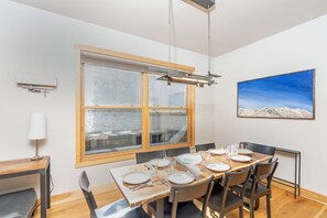 3.01-Telluride-Loft-at-Livery-DIning-Area