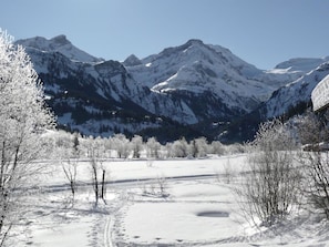 Wasser, Himmel, Berg, Azurblau, Natürliche Landschaft, Wolke, Baum, See, Küsten Und Ozeanische Forms, Bank