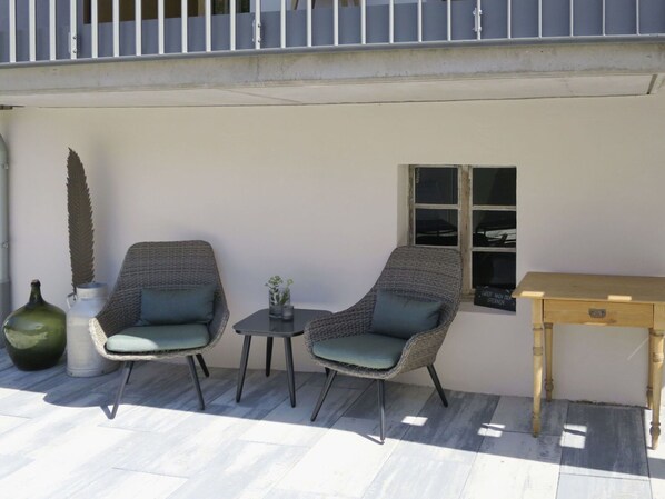 Meubles, Bâtiment, Chaise, Bois, Ombre, Fenêtre, Design Intérieur, Architecture, Sol
