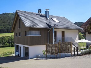 Pflanze, Himmel, Fenster, Eigentum, Gebäude, Haus, Grundstueck, Baum, Hütte, Wohngebiet