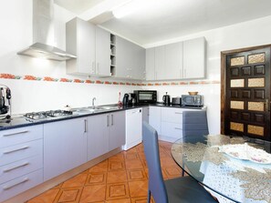 Cabinetry, Eigentum, Countertop, Herd, Küchengerät, Küche, Sinken, Haushaltsgerät, Schublade, Interior Design