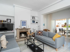 Wohnzimmer, Möbel, Zimmer, Eigentum, Interior Design, Gebäude, Kaffetisch, Haus, Tabelle, Grundeigentum