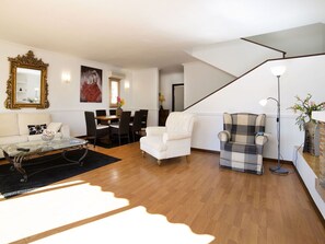 Zimmer, Wohnzimmer, Interior Design, Möbel, Fussboden, Eigentum, Gebäude, Holzboden, Decke, Hartholz