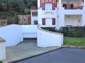 Planta, Edificio, Ventana, El Terreno Del Lote, Árbol, Barrio Residencial, Propiedad Material, Diseño Urbano, Bienes Raíces