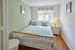 Dolphin Cottage 1736, Whitby - Host & Stay