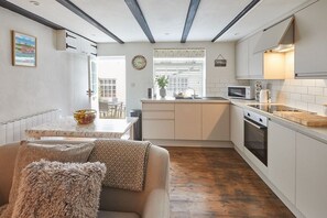 Dolphin Cottage 1736, Whitby - Host & Stay