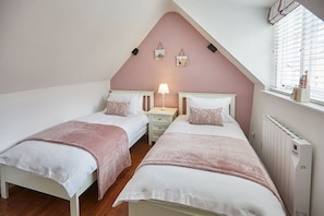 Dolphin Cottage 1736, Whitby - Host & Stay