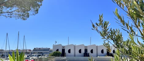 Marina avec piscine et grand ponton vue sud ouest.