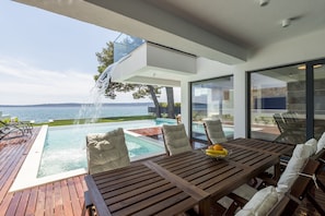 Villa Sea Star, 280m2 villa with 80m2 pool , one step to the small quiet beach