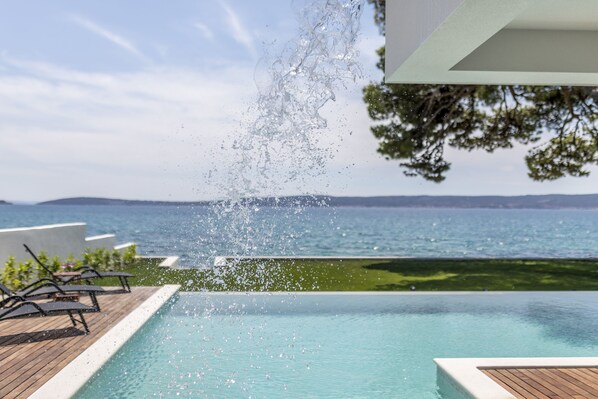 Villa Sea Star, 280m2 villa with 80m2 pool , one step to the small quiet beach