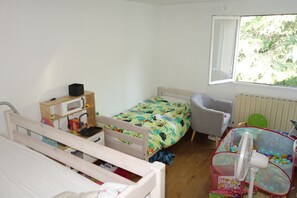 Chambre enfants n°1, possibilité d'un matelas au sol sous le lit mezzanine, clim