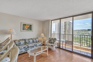 Flooring, Hardwood, Living Room, Indoors, Room