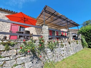 Terrasse avec pergola donnant sur le jardin