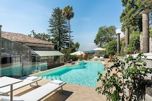 The private pool, the solarium and the winter garden of Villa Voces