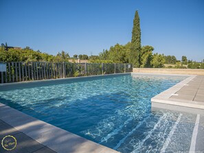 Piscine commune avec vue sur la Vallée des Baux