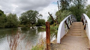 Oxford Two Bedroom Abbey Road River Scene Bridge