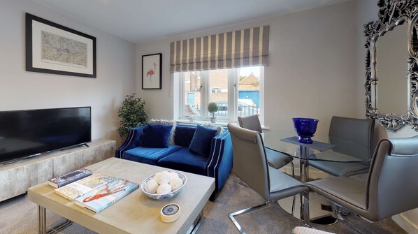 Leamington Spa Serviced Apartments Dunara Warwick Living Dining 2