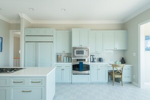 Spacious kitchen with dishwasher, disposal, microwave, oven & stove