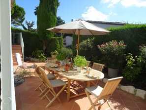Outdoor dining