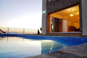 Wohnzimmer & Poolblick & Aussicht