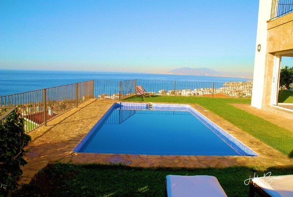 Pool mit Aussicht auf die Bucht von Malaga